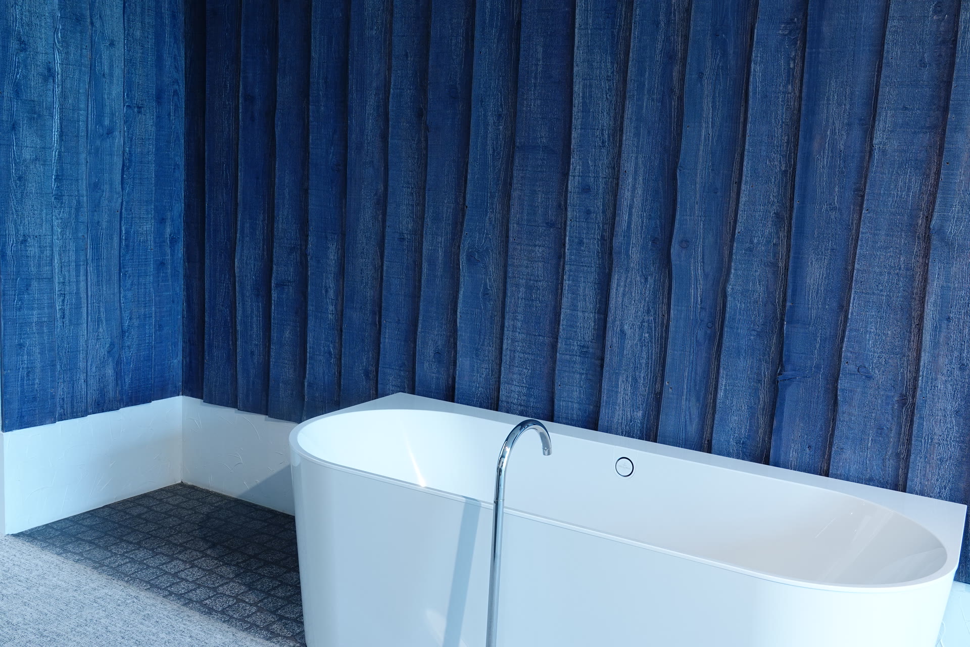 Blauwe badkamer met vrijstaand bad