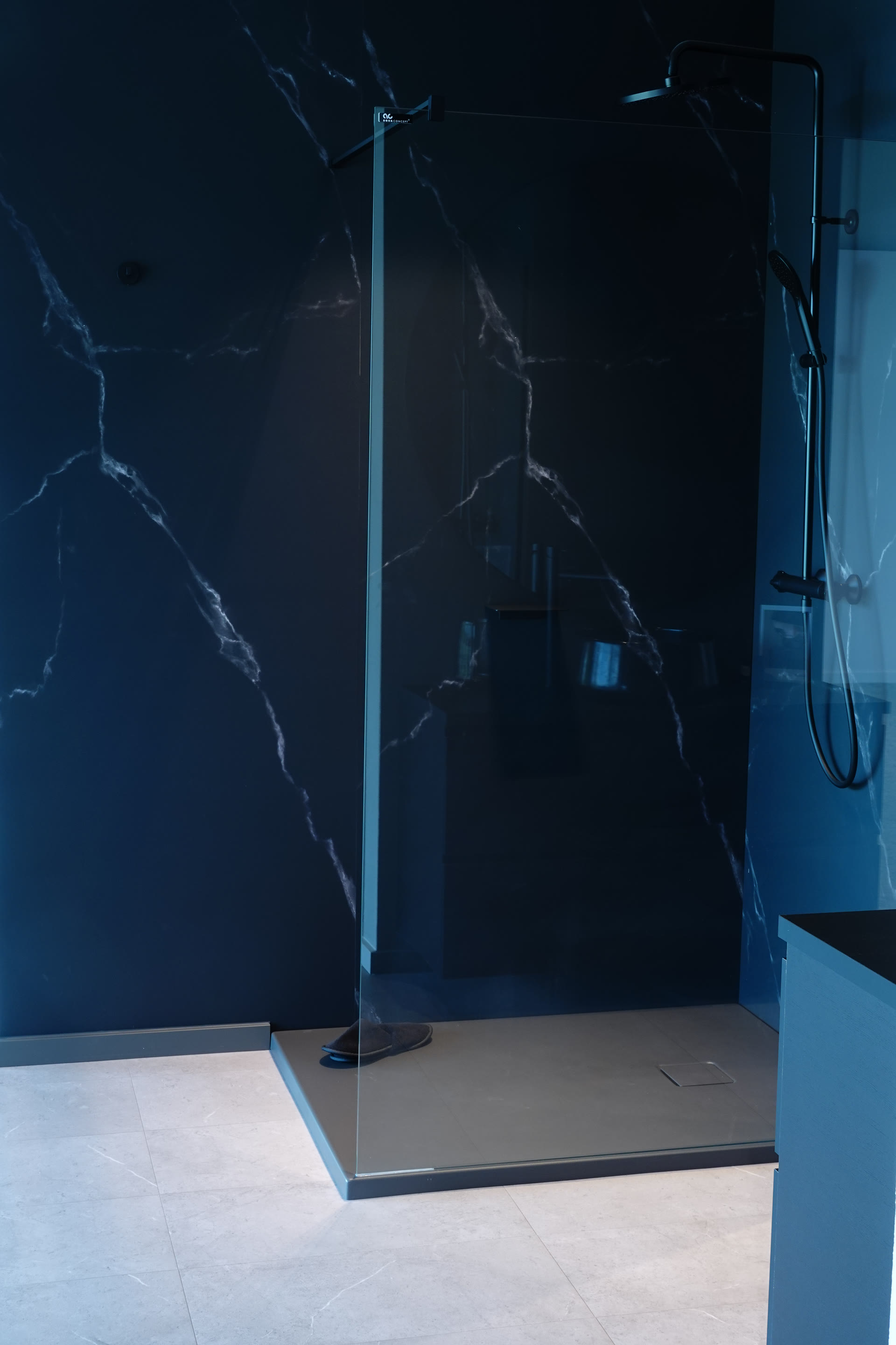 Donker marmer douchecabine