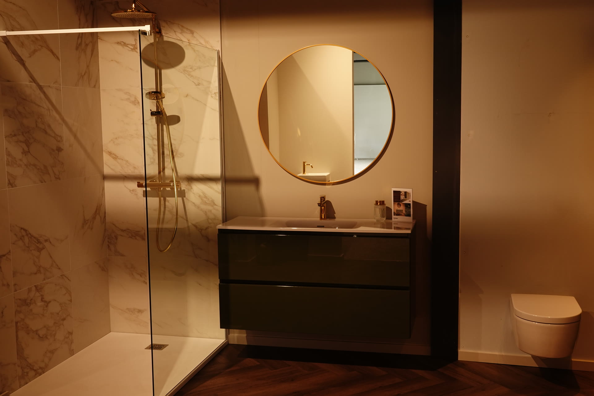 Luxe badkamer met gouden accenten