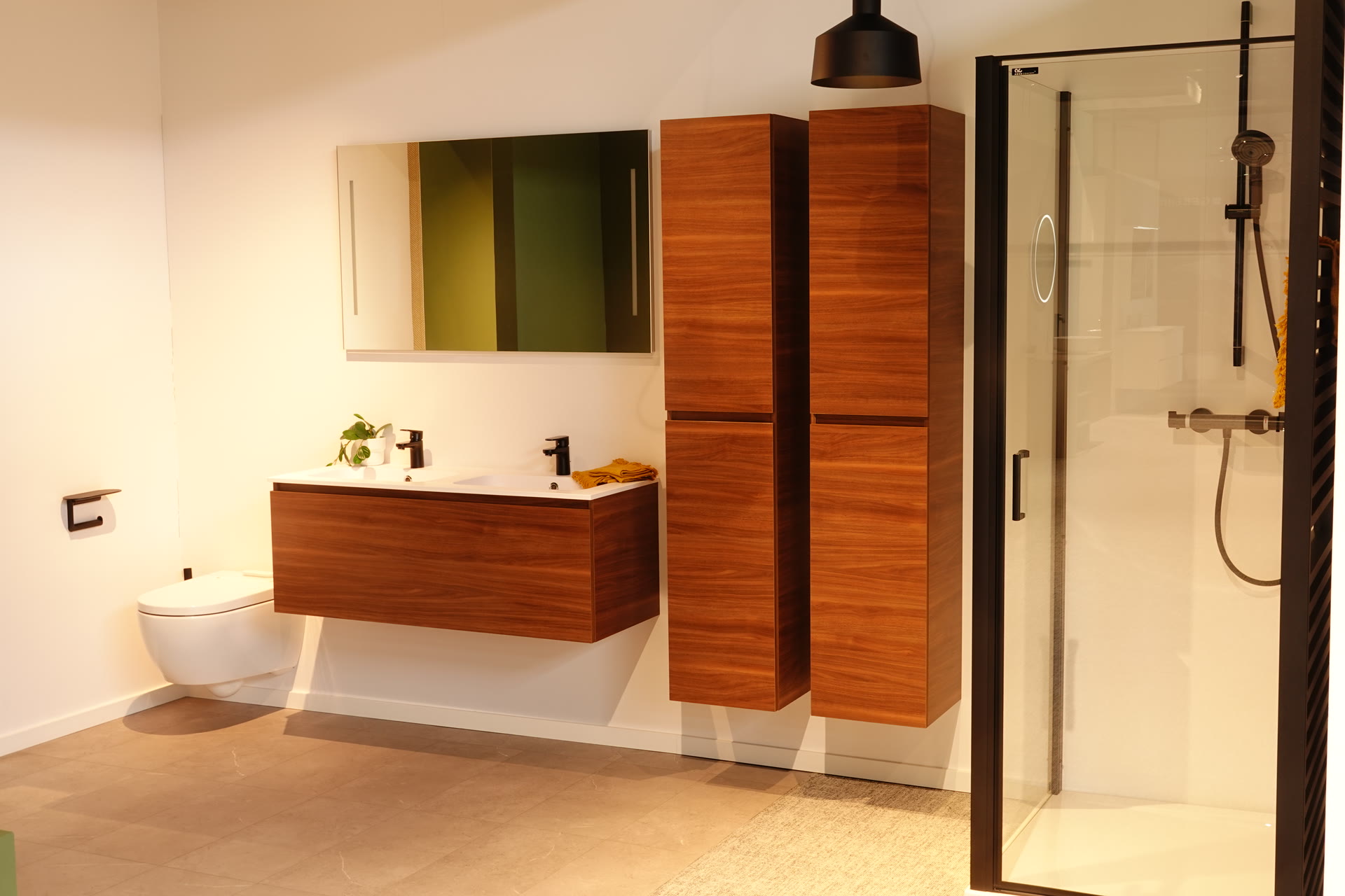 Warm houten meubelen badkamer